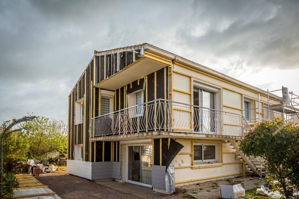 Rénovation de la façade d'une maison individuelle avec Triso-Bardage